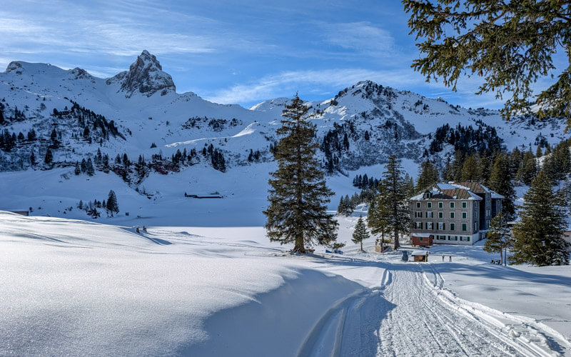 winter trail leading to Flumserberg Seebenalpsee
